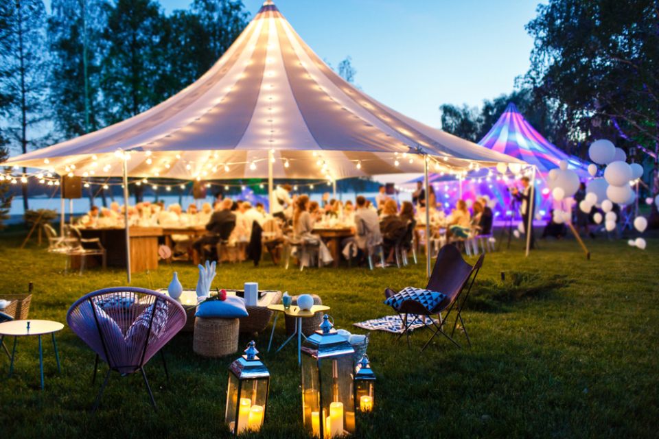 chapiteau de mariage illuminé